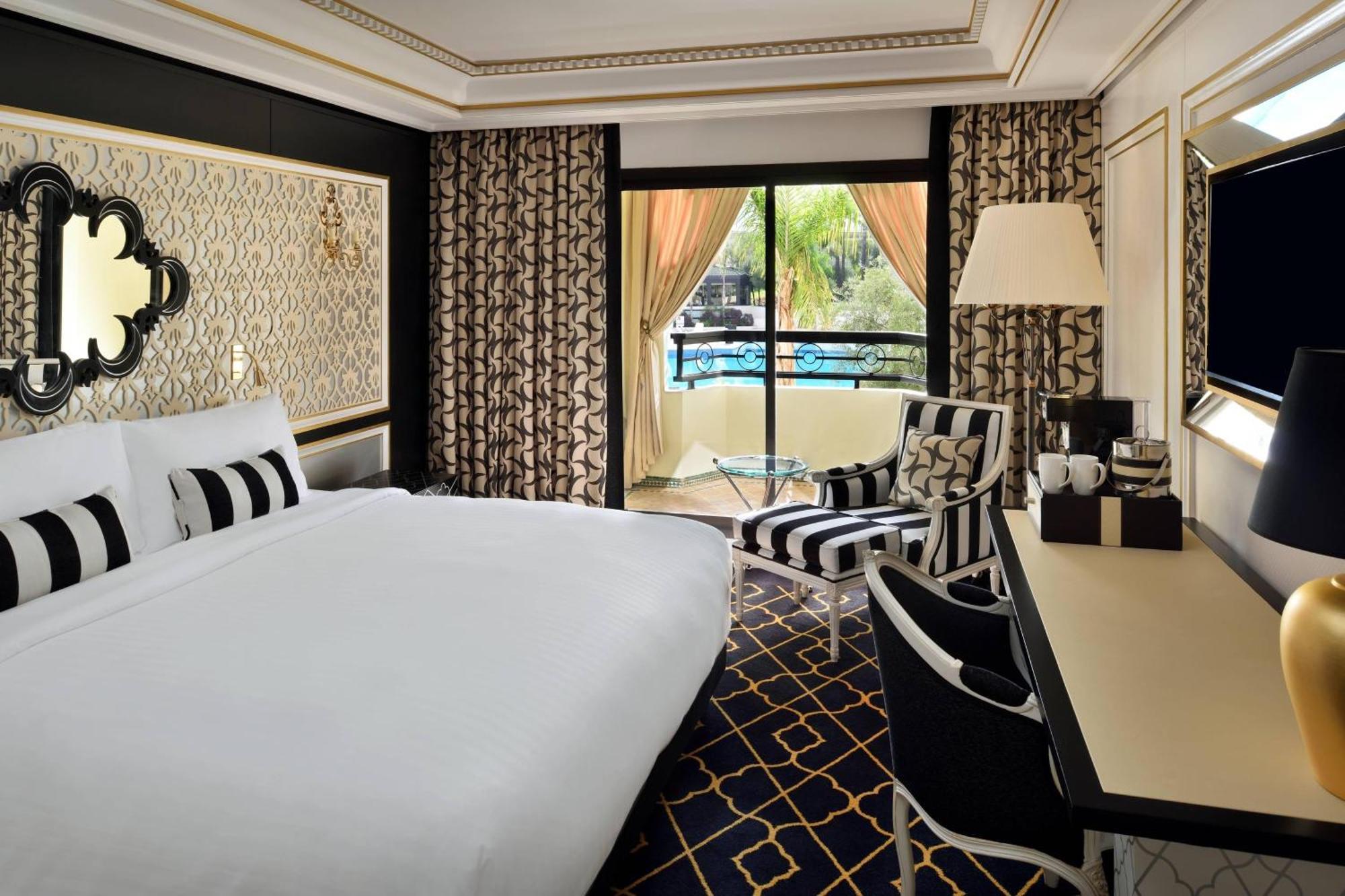 Chambre 1 Lit King-Size Deluxe avec Balcon - Vue sur Piscine